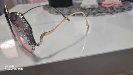 Slnecne okulisre zdobene kamienkove,