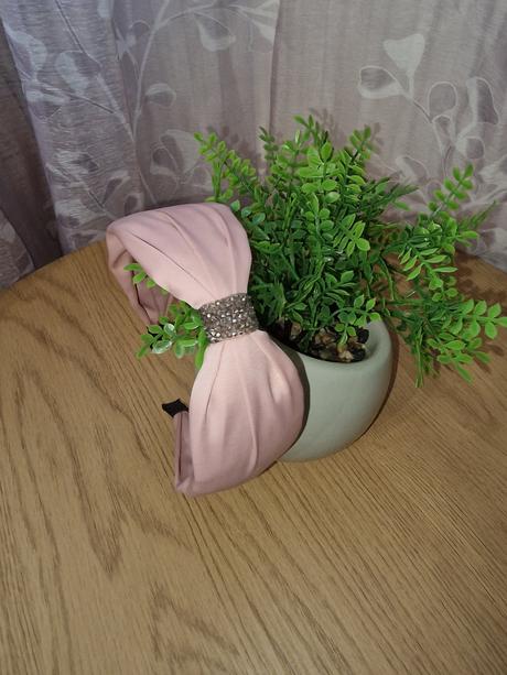 Čelenka saténová, 