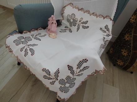 Obrus bavlnený s hnedým vyšitím,, 