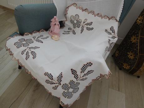 Obrus bavlnený s hnedým vyšitím,, 