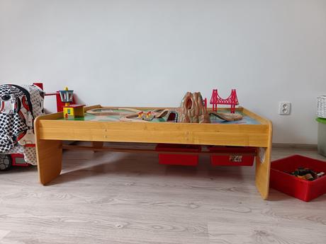 Stolík zo železnicou kidkraft, 