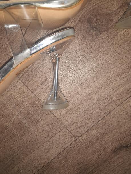 Priesvitné lodičky, 39