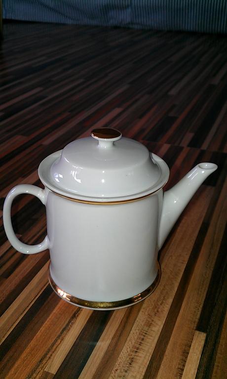 Porcelánový čajníček,