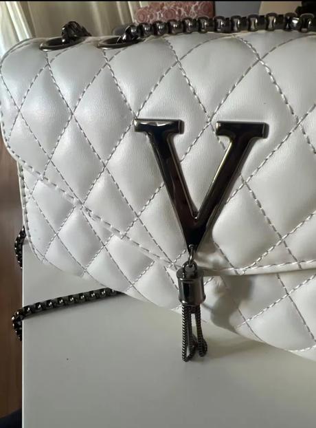 Luxusne vyzerajúca kabelka, 