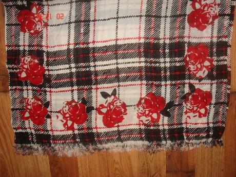 Kockovany sal s ruzami,