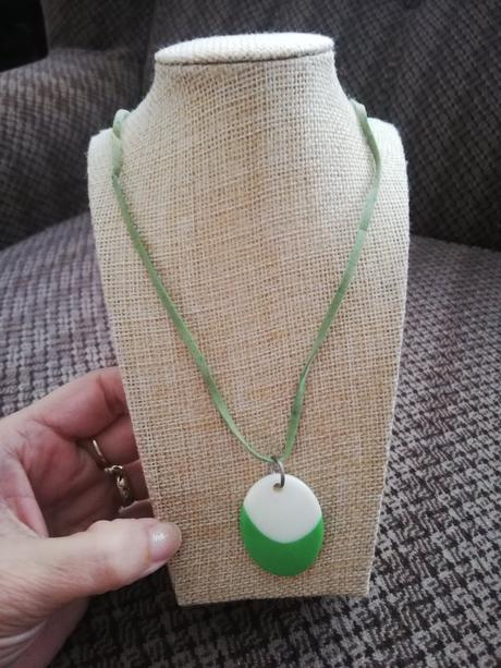 Náhrdelník na koženom pasiku, 