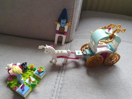 Predám lego friends -kočiar s koňmi+príslušenstvo, 