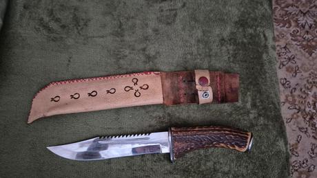 Ručne vyrobeny nozik v kozenom puzdre,