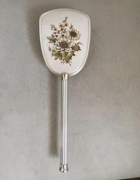 Krasna vintage kefa na dekoraciu s kvetmi,