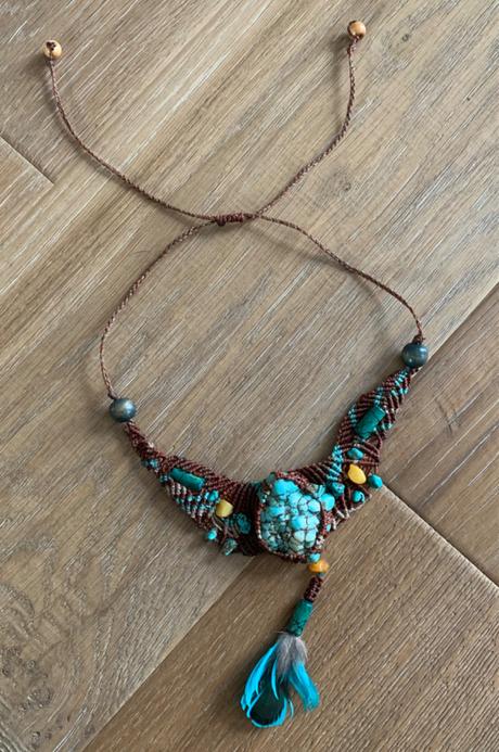 Náhrdelník macrame hnedý s pierkom, 