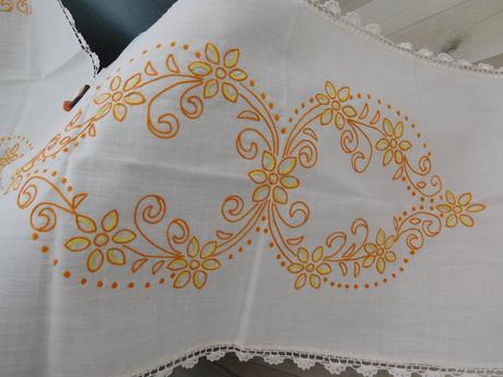 Obrus s oranžovým vzorom,