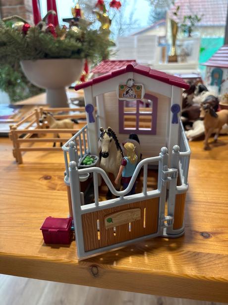 Schleich stajňa s koňmi a ošetrovateľkou,