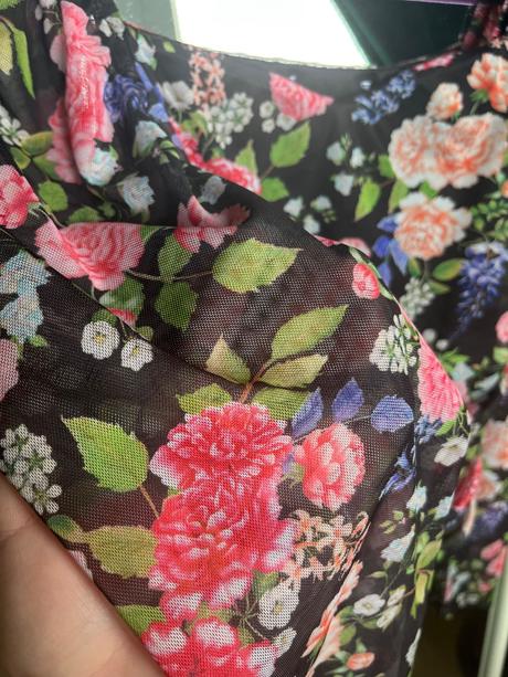 Kvetovaný tylovy top s dlhym rukavom nariasený, s