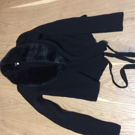 Čierny svetrík na viazanie s kožušinkou, bershka,s