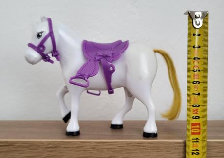 Kôň s fialovým postrojom,