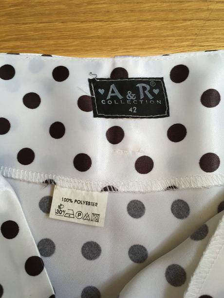 Saténová sukňa, 42