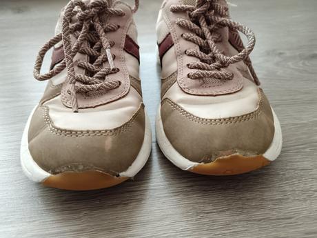 Ľahucké tenisky, 33