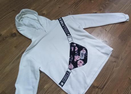 Mikina biela moderná,takmer nenosená 158/164, 164