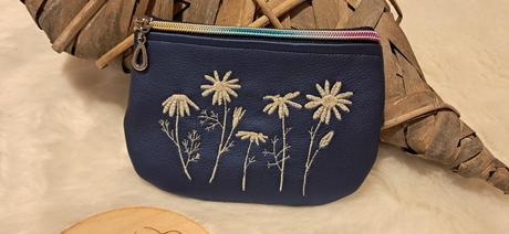 Vyšívaná kozmetická taštička sedmokrásky, 