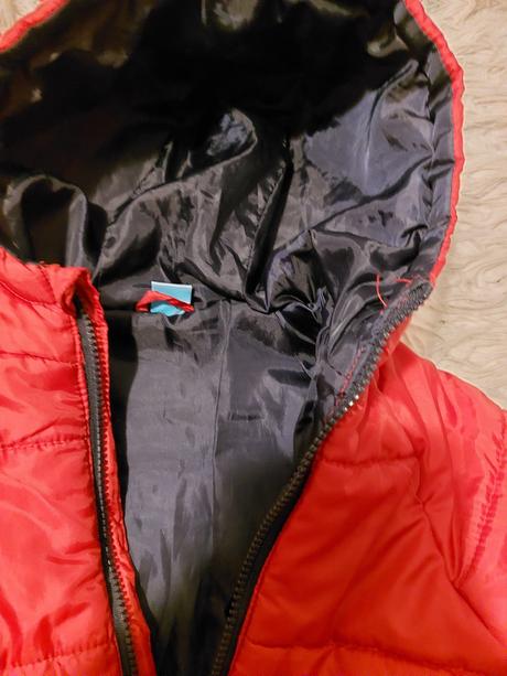 Červený prechodný kabátik, 104