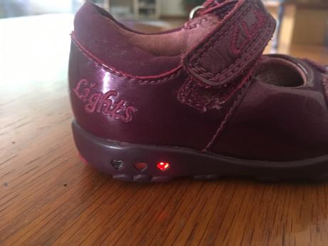 Dievčenské blikajúce topánočky., clarks,19