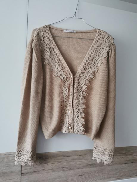 Béžový svetrík s krajkou la mademoiselle, s