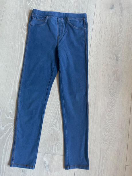 Elastické džegínsy, zara,152