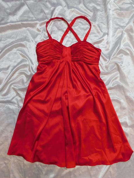 Velmi pekne saty na slavnost, 38