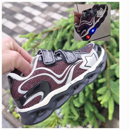 Tenisky blikajúce, 25