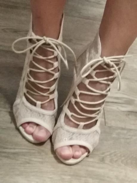 Nádherné čipkované sandálky, 36