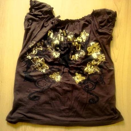 Tričko so zlatou aplikáciou a sexi zadným dielom, 42