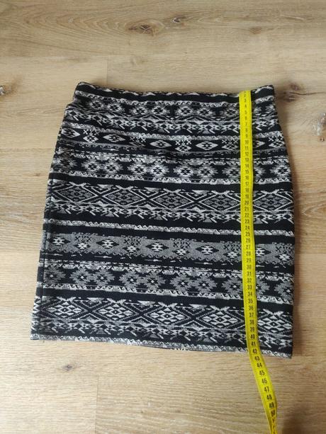 Ciernobiela sukna, camaieu,34