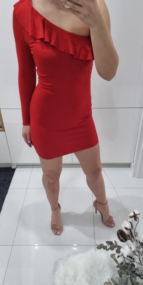 Šaty s holým ramenom, s