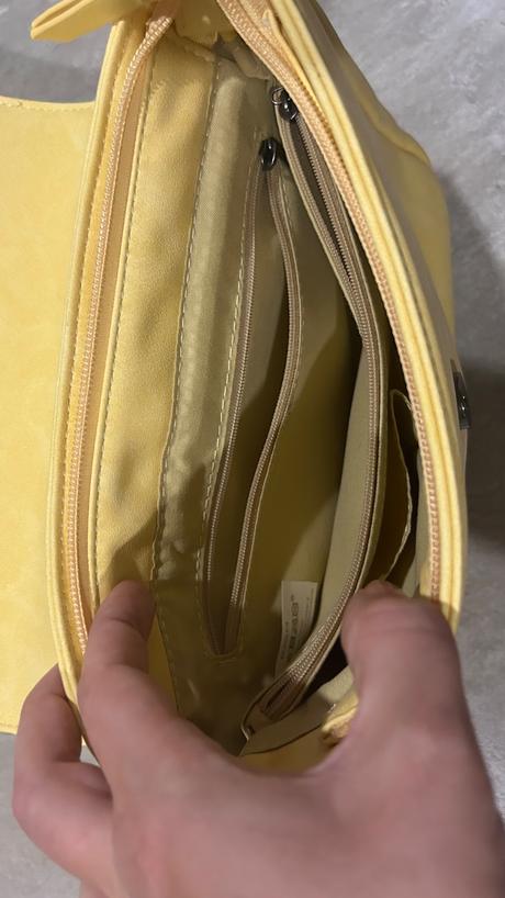 Pastelovo zlta crossbody kabelka s krasnym popruho,