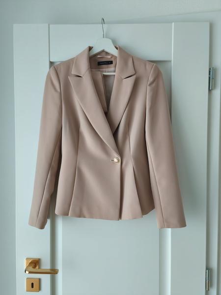 Aká sukňa alebo aké šaty sa hodia k tomuto saku?