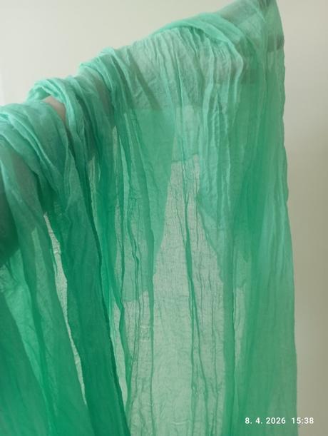 Priehľadná zelená šatka, 