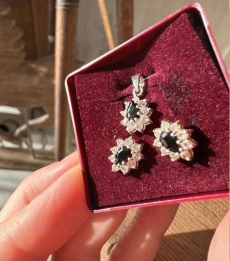 Krasny strieborny set c ciernymi a bielymi kristal, 