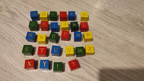 Drevene kocky s abecedou,