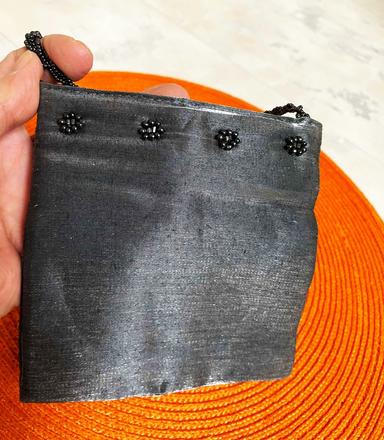 Malá saténová kabelka, 