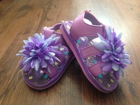 Sandálky s fialovou gerberou, 22
