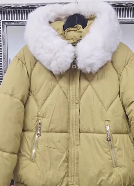 Dámska zimná bunda s bielou kožušinou, 