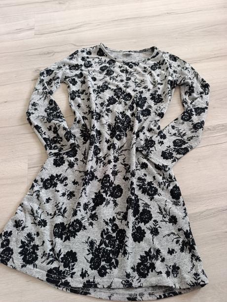 Svetrikové kvietkované šaty, s