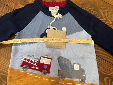 Svetrík s autami, 98