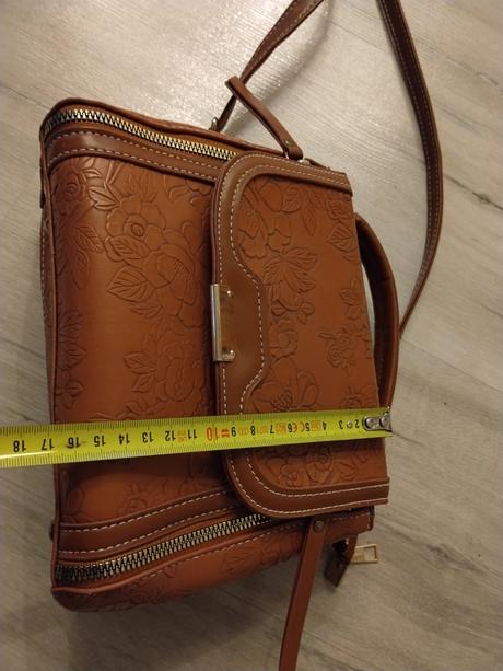 Kabelka s reliéfom, 