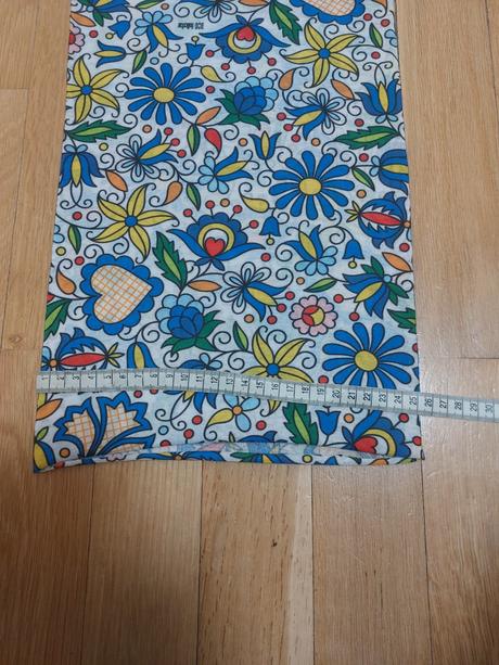 Multifunkčný šál s ľudovým motívom, 