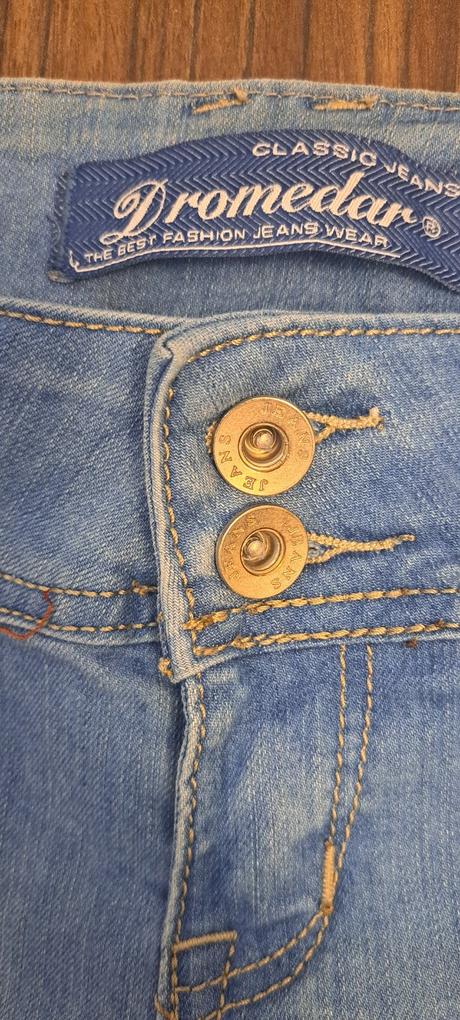 Kraťasy, dromedar,s