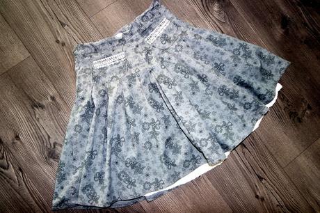 Kvietkovaná sukňa, s podsukničkou, v. 146-152, 146