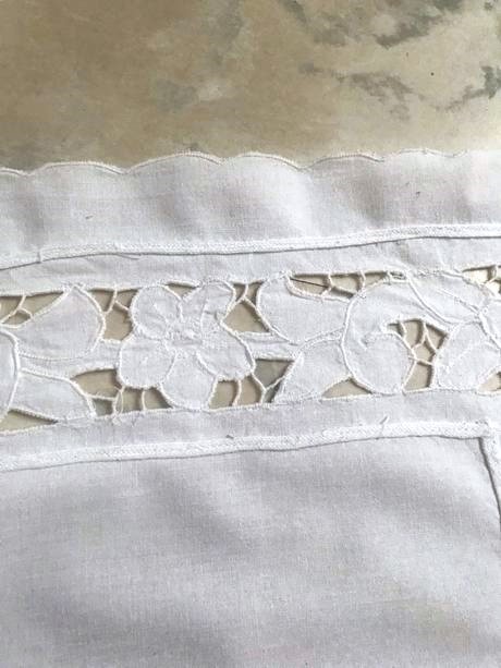 Batistový obrúsok - richelieu, 