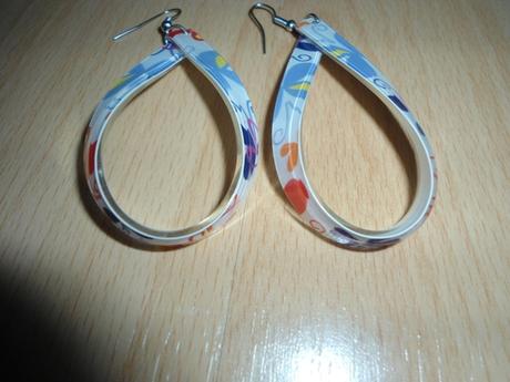 Bielo-farebna slzicka nausnice, 