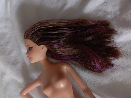 Barbie bruneta s fialovým melírom,